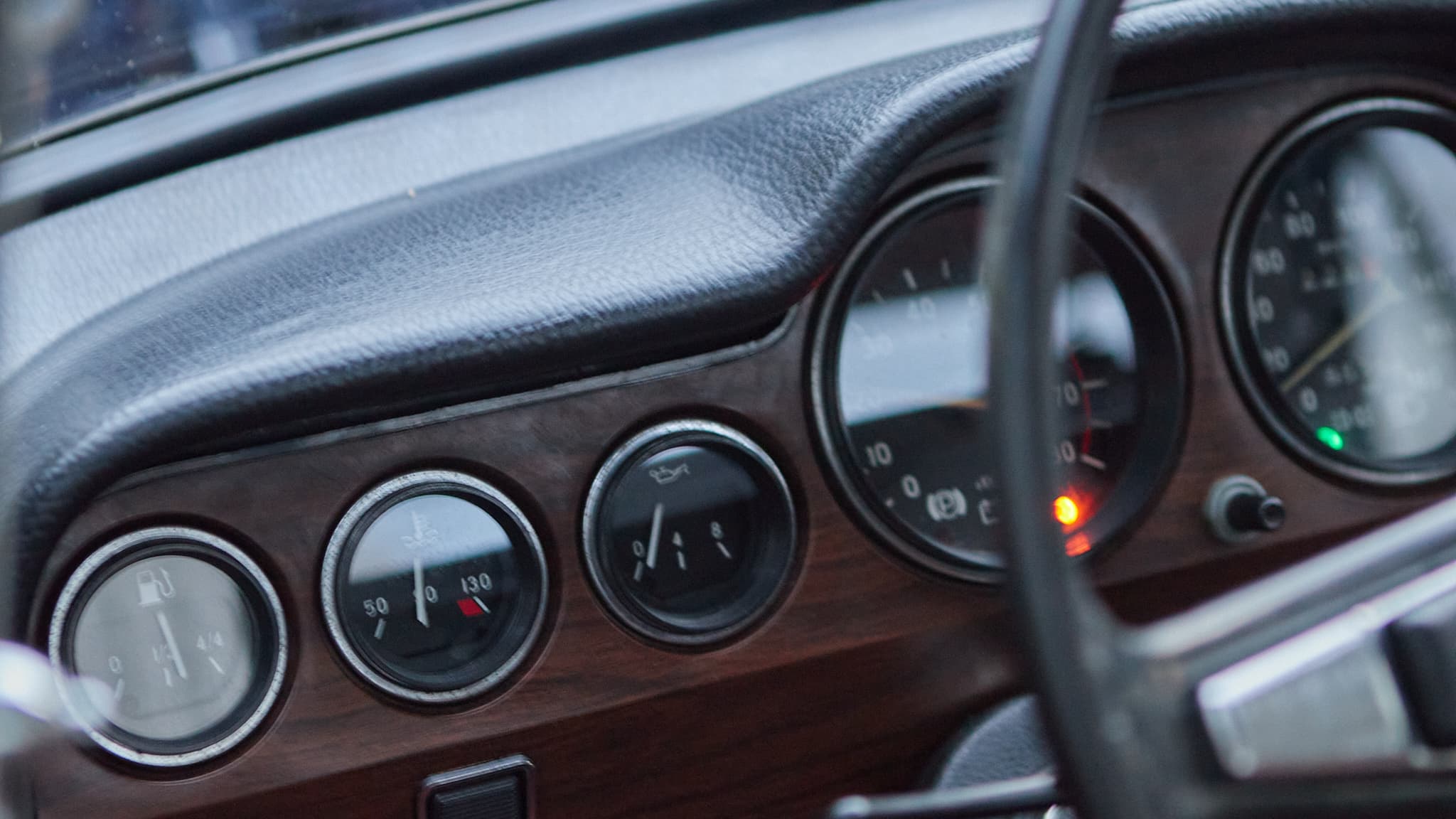 Artimas automobilio prietaisų skydelio ir analoginių matuoklių kadras