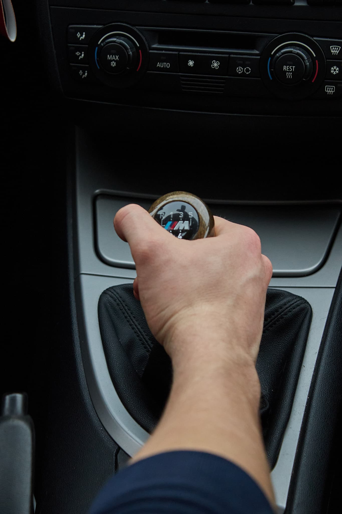 Ranka laiko mechaninės pavarų dėžės svirtį automobilio salone