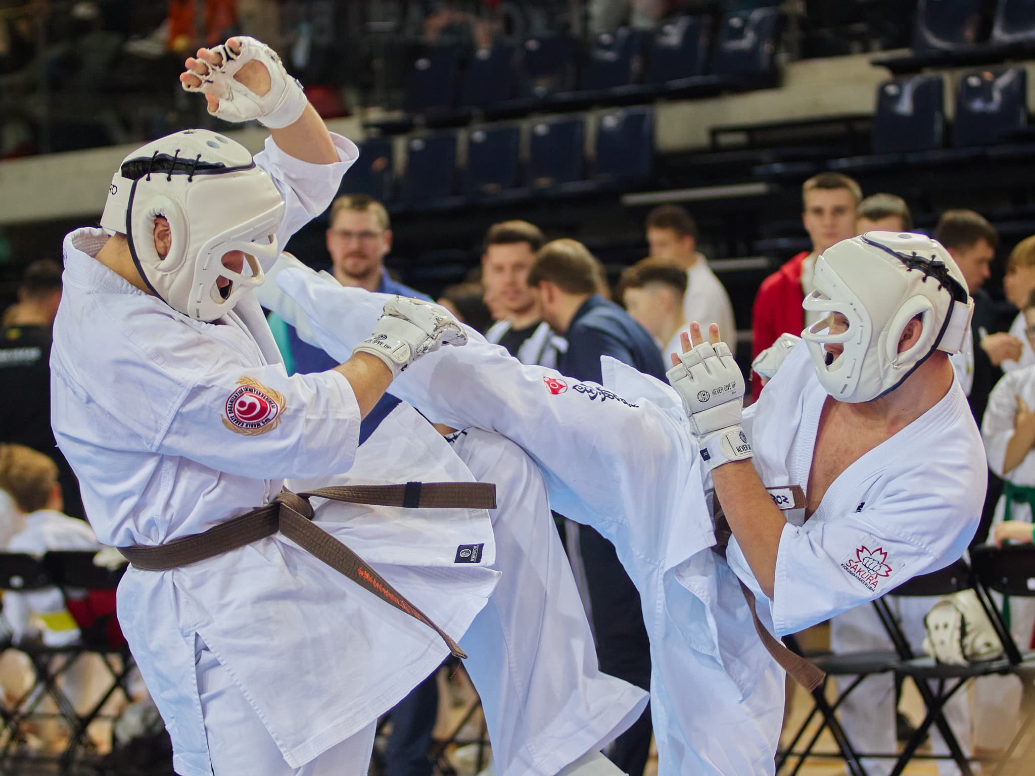 Du sportininkai su apsaugomis kaunasi karatė varžybose