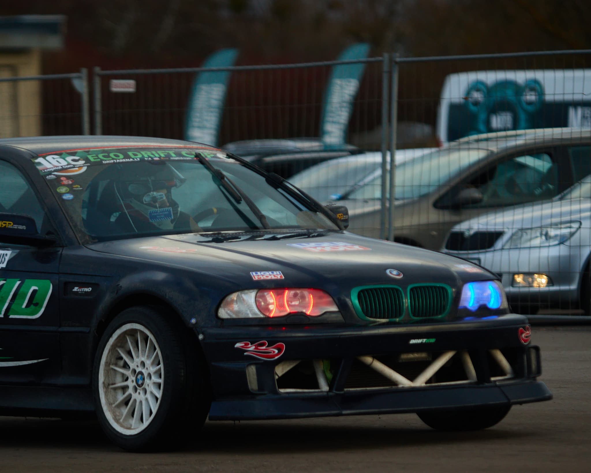 Sportinis BMW automobilis renginio teritorijoje prieš važiavimą