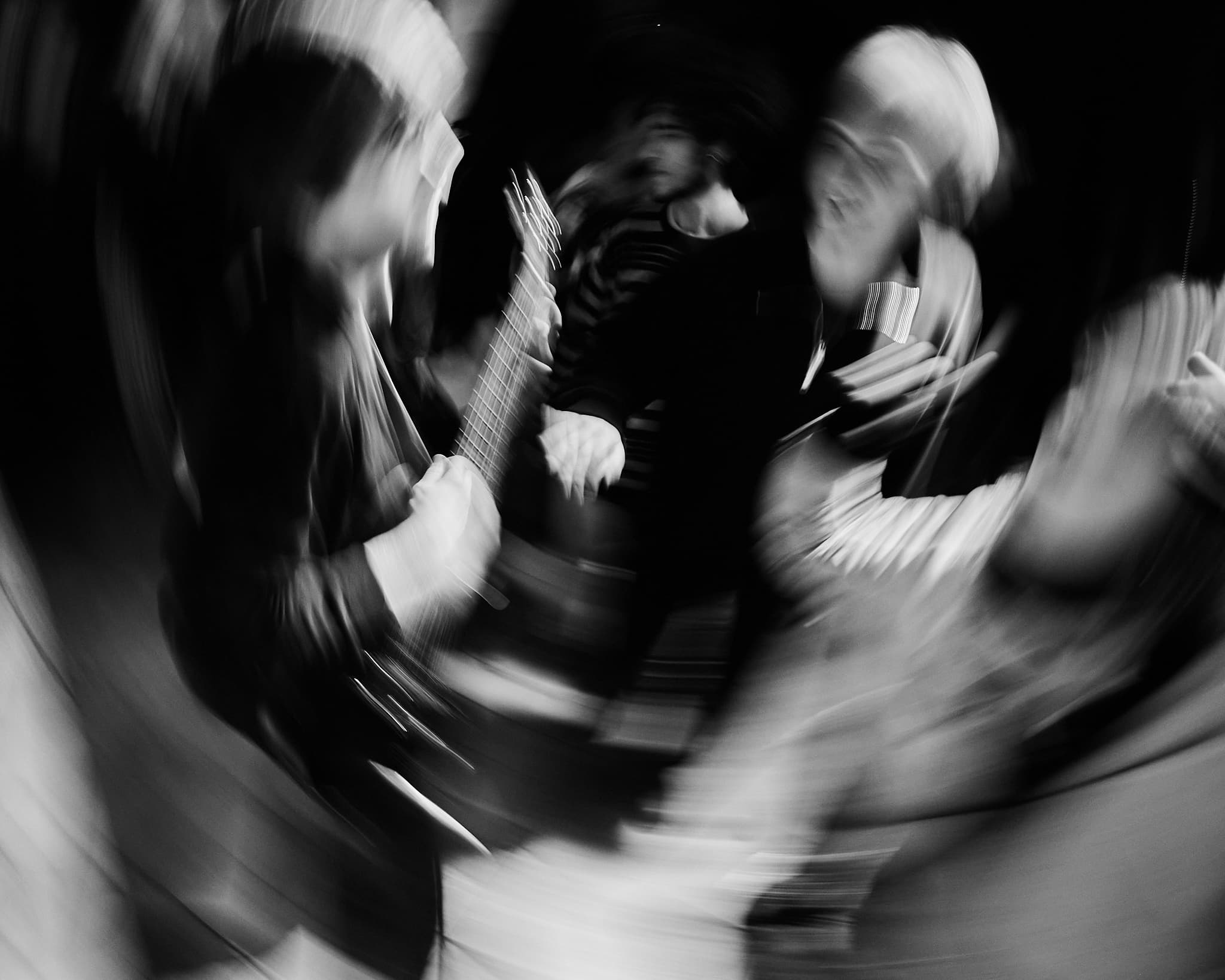 Vakarėlio šokių aikštelės akimirka su meniniu judesio suliejimu