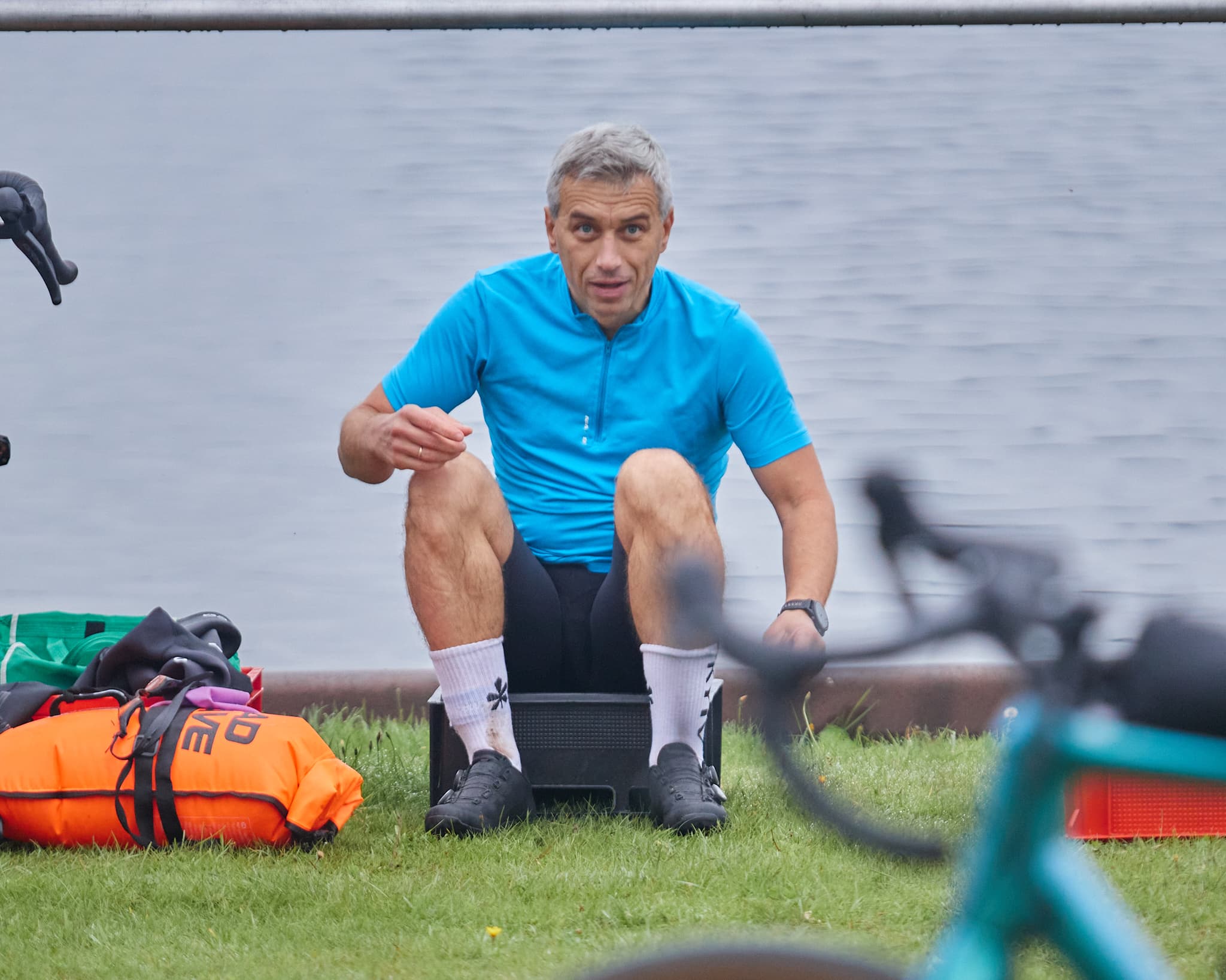 Triatlono dalyvis prie ežero ruošiasi kitam rungties etapui