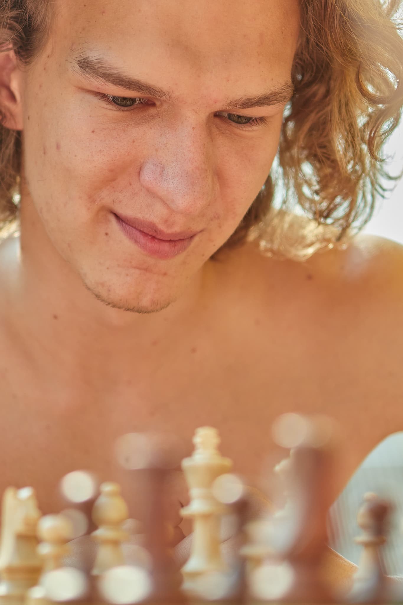 Artimas jauno vyro portretas, pirmame plane matomos šachmatų figūros